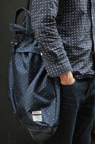 Comment porter un sac fourre-tout en cuir bleu marine: Choisis une chemise à manches longues á pois gris foncé et un sac fourre-tout en cuir bleu marine pour une tenue relax mais stylée.