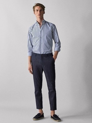 Tenue: Chemise à manches longues à rayures verticales blanc et bleu marine, Pantalon chino bleu marine, Espadrilles en daim noires