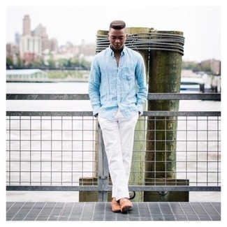 Tenue: Chemise à manches longues à rayures verticales blanc et bleu, Pantalon chino blanc, Slippers en cuir marron clair