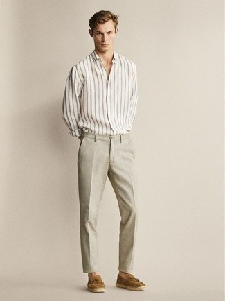 Tenue: Chemise à manches longues à rayures verticales blanche, Pantalon chino beige, Mocassins à pampilles en daim marron