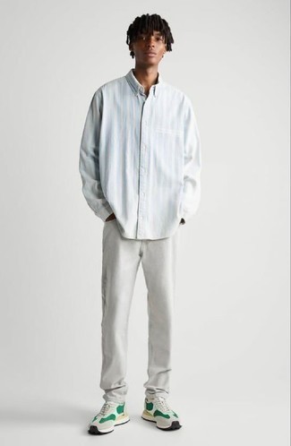 Tenue: Chemise à manches longues à rayures verticales bleu clair, Jean gris, Chaussures de sport blanc et vert