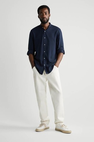 Comment porter un jean blanc: Pense à associer une chemise à manches longues à rayures verticales bleu marine avec un jean blanc pour obtenir un look relax mais stylé. Complète ce look avec une paire de baskets basses en toile blanches.