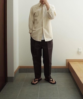 Comment porter des tongs: Choisis une chemise à manches longues à rayures verticales beige et un pantalon chino marron foncé pour obtenir un look relax mais stylé. Si tu veux éviter un look trop formel, choisis une paire de tongs.