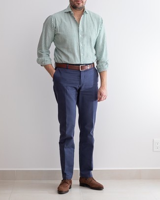 Tenue: Chemise à manches longues à rayures verticales blanc et vert, Pantalon chino bleu marine, Chaussures derby en daim marron, Ceinture en cuir marron