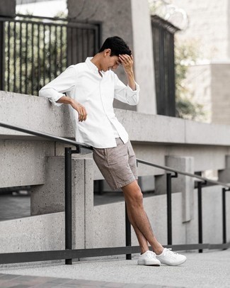 Comment porter une chemise à manches longues blanche pour un style decontractés à 30 ans: Porte une chemise à manches longues blanche et un short en lin marron pour une tenue idéale le week-end. Une paire de baskets basses en toile blanches est une option parfait pour complèter cette tenue.