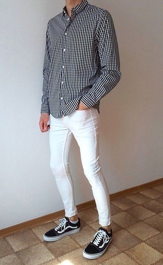 Comment porter un jean skinny blanc: Marie une chemise à manches longues en vichy blanche et noire avec un jean skinny blanc pour un look confortable et décontracté. D'une humeur créatrice? Assortis ta tenue avec une paire de baskets basses en toile noires et blanches.