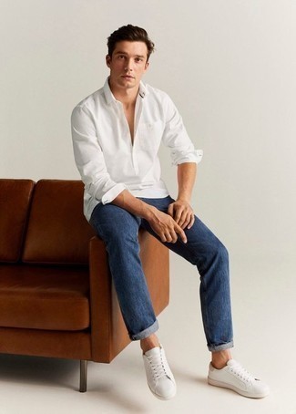 Un jean à porter avec une chemise à manches longues blanche: Associe une chemise à manches longues blanche avec un jean pour un look de tous les jours facile à porter. Cet ensemble est parfait avec une paire de baskets basses en cuir blanches.