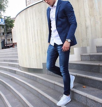 Comment porter un jean skinny bleu marine: Associer une chemise à manches longues blanche avec un jean skinny bleu marine est une option confortable pour faire des courses en ville. Si tu veux éviter un look trop formel, assortis cette tenue avec une paire de chaussures de sport grises.