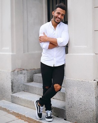 Comment porter un jean noir pour un style relax en été: Essaie de marier une chemise à manches longues blanche avec un jean noir pour une tenue idéale le week-end. Complète ce look avec une paire de baskets basses en toile noires et blanches. En fait, cette tenue d'été est canon.