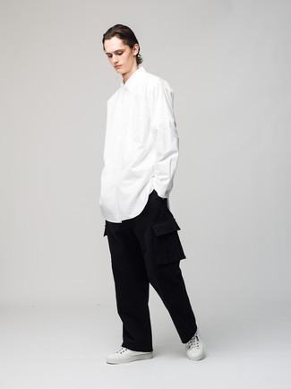 Tenue: Chemise à manches longues blanche, Pantalon cargo noir, Baskets basses en cuir blanches