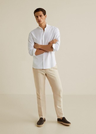 Tenue: Chemise à manches longues blanche, Pantalon chino beige, Espadrilles en cuir marron foncé