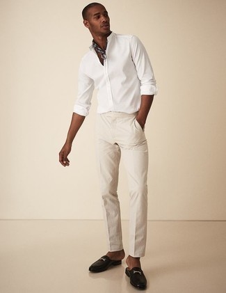 Tenue: Chemise à manches longues blanche, Pantalon chino beige, Slippers en cuir noirs, Bandana noir et blanc