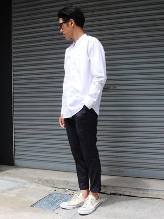 Tenue: Chemise à manches longues blanche, Pantalon chino noir, Baskets basses en toile blanches, Lunettes de soleil transparentes