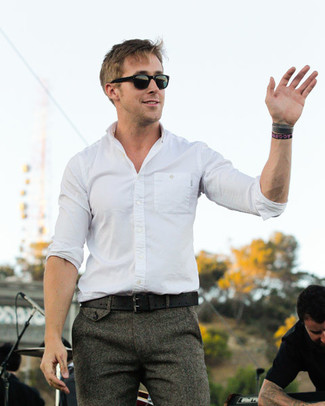 Tenue de Ryan Gosling: Chemise à manches longues blanche, Pantalon de costume en laine gris, Ceinture en cuir noire, Lunettes de soleil noires