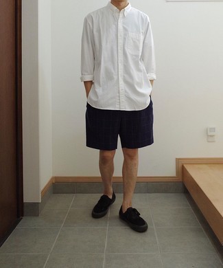 Tenue: Chemise à manches longues blanche, Short à carreaux bleu marine, Baskets basses en toile noires
