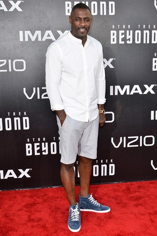 Tenue de Idris Elba: Chemise à manches longues blanche, Short gris, Baskets montantes en daim bleues, Montre dorée