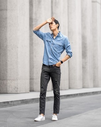 Comment porter une chemise à manches longues en chambray bleu clair à 30 ans: Essaie de marier une chemise à manches longues en chambray bleu clair avec un jean déchiré gris foncé pour un look idéal le week-end. Une paire de baskets basses en toile blanches apportera une esthétique classique à l'ensemble.