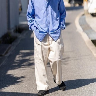 Comment porter des bottines chukka en daim à 30 ans: Harmonise une chemise à manches longues bleu clair avec un pantalon cargo beige pour obtenir un look relax mais stylé. D'une humeur créatrice? Assortis ta tenue avec une paire de bottines chukka en daim.