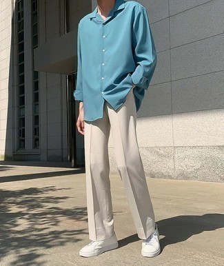 Tenue: Chemise à manches longues bleu clair, Pantalon chino beige, Baskets basses en toile blanches, Chaussettes blanches
