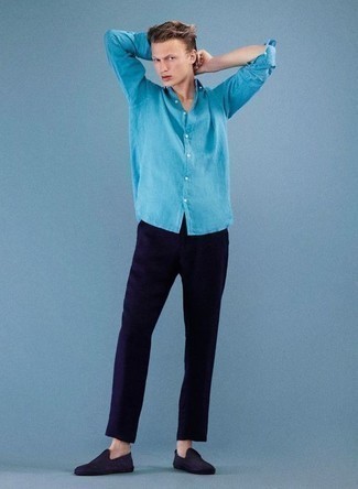 Comment porter un pantalon chino bleu marine: Pense à associer une chemise à manches longues bleu clair avec un pantalon chino bleu marine pour affronter sans effort les défis que la journée te réserve. Une paire de slippers en toile violets apportera une esthétique classique à l'ensemble.
