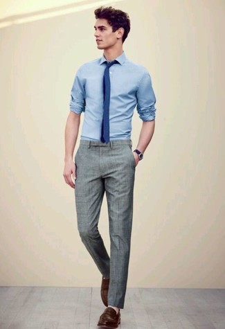 Tenue: Chemise à manches longues bleu clair, Pantalon de costume gris, Slippers en cuir marron foncé, Cravate bleue