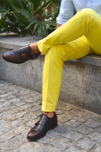 Comment porter un pantalon de costume doré: Choisis une chemise à manches longues bleu clair et un pantalon de costume doré pour un look classique et élégant. Une paire de double monks en cuir marron foncé s'intégrera de manière fluide à une grande variété de tenues.
