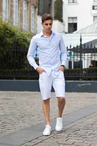 Tenue: Chemise à manches longues bleu clair, Short blanc, Baskets basses en  cuir blanches