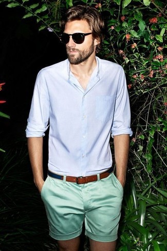 Comment porter une chemise à manches longues bleu clair avec un short vert à 30 ans: Associe une chemise à manches longues bleu clair avec un short vert pour une tenue idéale le week-end.