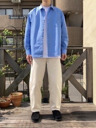 Comment porter des bottines chukka en daim noires: Opte pour une chemise à manches longues bleu clair avec un pantalon chino beige pour une tenue idéale le week-end. Cette tenue se complète parfaitement avec une paire de bottines chukka en daim noires.