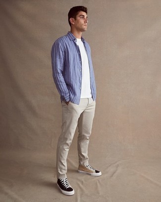 Tenue: Chemise à manches longues à rayures verticales bleu clair, T-shirt à col rond blanc, Pantalon chino gris, Baskets montantes en toile multicolores