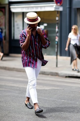 Comment porter un chapeau de paille beige: Harmonise une chemise à manches longues à rayures verticales bleu et rouge avec un chapeau de paille beige pour une tenue relax mais stylée. Complète cet ensemble avec une paire de slippers en cuir noirs pour afficher ton expertise vestimentaire.