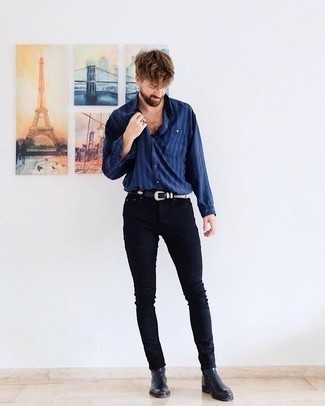 Un jean skinny à porter avec une chemise à manches longues bleue quand il fait chaud: Opte pour le confort dans une chemise à manches longues bleue et un jean skinny. D'une humeur audacieuse? Complète ta tenue avec une paire de bottines chelsea en cuir noires.