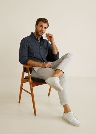 Tenue: Chemise à manches longues bleu marine, Pantalon chino gris, Baskets basses en toile blanches
