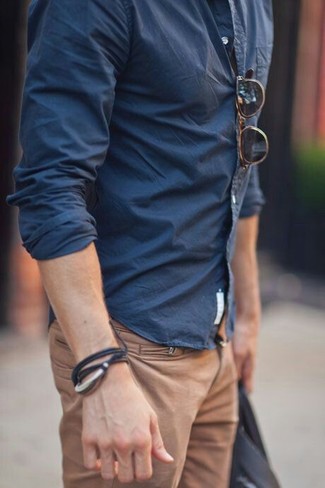 Comment porter un bracelet noir quand il fait chaud à 30 ans: Porte une chemise à manches longues bleu marine et un bracelet noir pour une tenue idéale le week-end.