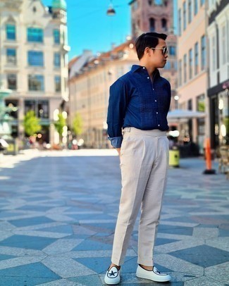 Comment porter une chemise à manches longues bleue pour un style elégantes à 20 ans: L'association d'une chemise à manches longues bleue et d'un pantalon de costume beige peut te démarquer de la foule. Une paire de slippers en cuir blancs est une option avisé pour complèter cette tenue.