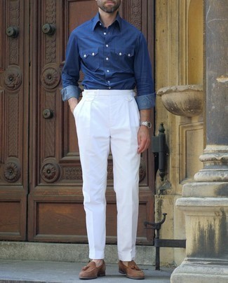Tenue: Chemise à manches longues en chambray bleu marine, Pantalon de costume blanc, Mocassins à pampilles en daim marron, Montre argentée