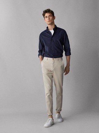 Tenue: Chemise à manches longues bleu marine, T-shirt à col rond blanc, Pantalon chino beige, Baskets basses blanches