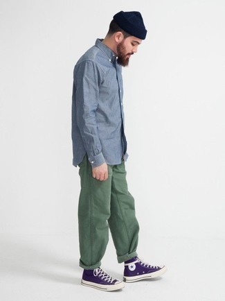 Tenue: Chemise à manches longues en chambray bleue, Jean vert foncé, Baskets montantes en toile violettes, Bonnet bleu marine