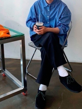 Comment porter un pantalon chino avec des bottines chukka: Pour une tenue de tous les jours pleine de caractère et de personnalité associe une chemise à manches longues bleue avec un pantalon chino. Une paire de bottines chukka est une option astucieux pour complèter cette tenue.