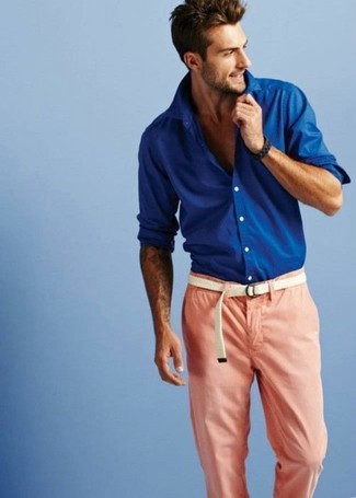 Comment porter un pantalon chino blanc et rose: Pense à porter une chemise à manches longues bleue et un pantalon chino blanc et rose pour obtenir un look relax mais stylé.
