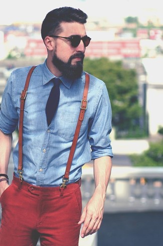 Comment porter un pantalon chino rouge: Harmonise une chemise à manches longues en chambray bleue avec un pantalon chino rouge pour obtenir un look relax mais stylé.