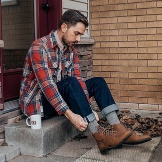 Comment porter des chaussettes argentées pour un style decontractés à 30 ans: Pense à associer une chemise à manches courtes grise avec des chaussettes argentées pour une tenue idéale le week-end. D'une humeur créatrice? Assortis ta tenue avec une paire de bottes de loisirs en cuir marron.