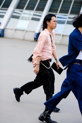 Comment porter une chemise à manches longues rose: Associe une chemise à manches longues rose avec un pantalon chino brodé noir pour une tenue idéale le week-end. Jouez la carte décontractée pour les chaussures et complète cet ensemble avec une paire de chaussures de sport noires.