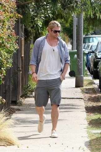 Tenue de Chris Hemsworth: Chemise à manches longues en chambray bleue, Débardeur blanc, Short gris, Baskets basses en toile beiges