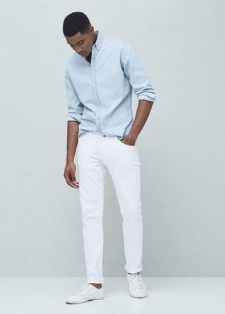 Tenue: Chemise à manches longues en chambray bleu clair, Jean blanc, Baskets basses en toile blanches
