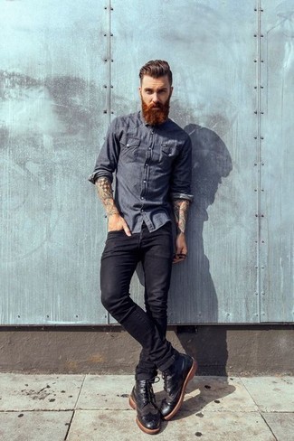 Tenue: Chemise à manches longues en chambray bleu marine, Jean noir, Bottes brogue en cuir noires