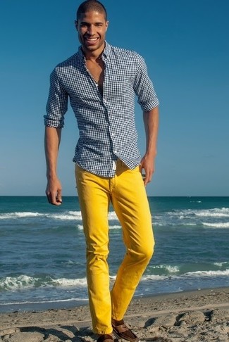 Tenue: Chemise à manches longues en vichy bleu marine et blanc, Jean jaune, Slippers en daim marron foncé
