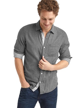 Comment porter une chemise à manches longues grise avec un jean bleu marine quand il fait chaud: Essaie d'associer une chemise à manches longues grise avec un jean bleu marine pour obtenir un look relax mais stylé.