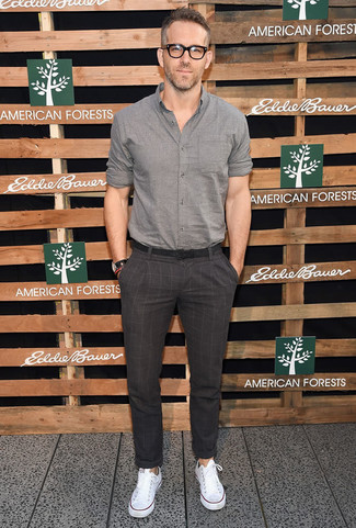 Tenue de Ryan Reynolds: Chemise à manches longues grise, Pantalon chino à carreaux gris foncé, Baskets basses en toile blanches