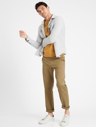 Tenue: Chemise à manches longues en laine grise, T-shirt à col rond tabac, Pantalon chino beige, Baskets basses en toile blanches et noires